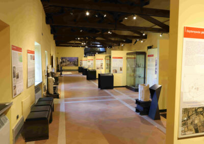 Panoramica della sezione romana del museo con vetrine espositive e postazioni tattili.