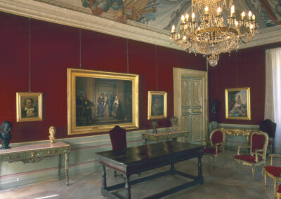 Panoramica di sala del museo con opere esposte.