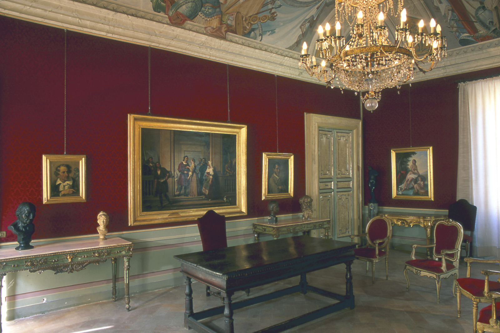 Panoramica di sala del museo con opere esposte. Panoramica di sala del museo con opere esposte.