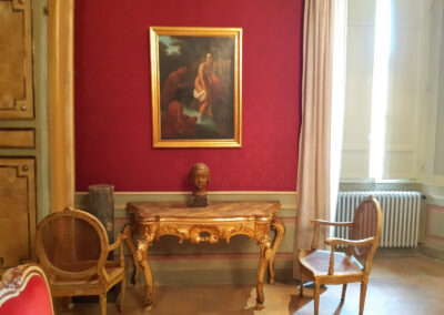 Panoramica di sala del museo con opere esposte.