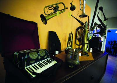 Strumenti musicali: Armonica, Tromba, Sassofono, Clarinetto, Fisarmonica. Immagini della banda musicale cittadina Francesco Adriani.
