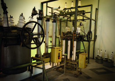 Centrale elettrica di Borgo Conce: varie tipologie di interruttori di media tensione e trasformatori di tensione.