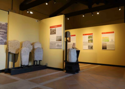 Panoramica di sala del museo con reperti in pietra esposti.