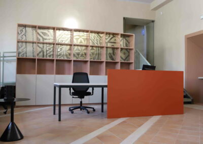 Panoramica dell’area accoglienza con bancone.
