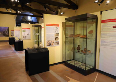 Panoramica di sala del museo con vetrine espositive e postazioni tattili.
