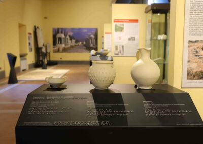 Postazione tattile con riproduzioni 3D di tre reperti archeologici.