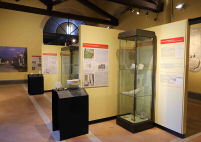 Panoramica di sala del museo con vetrine espositive e postazioni tattili.