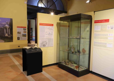 Panoramica di sala del museo con vetrine espositive e postazioni tattili.